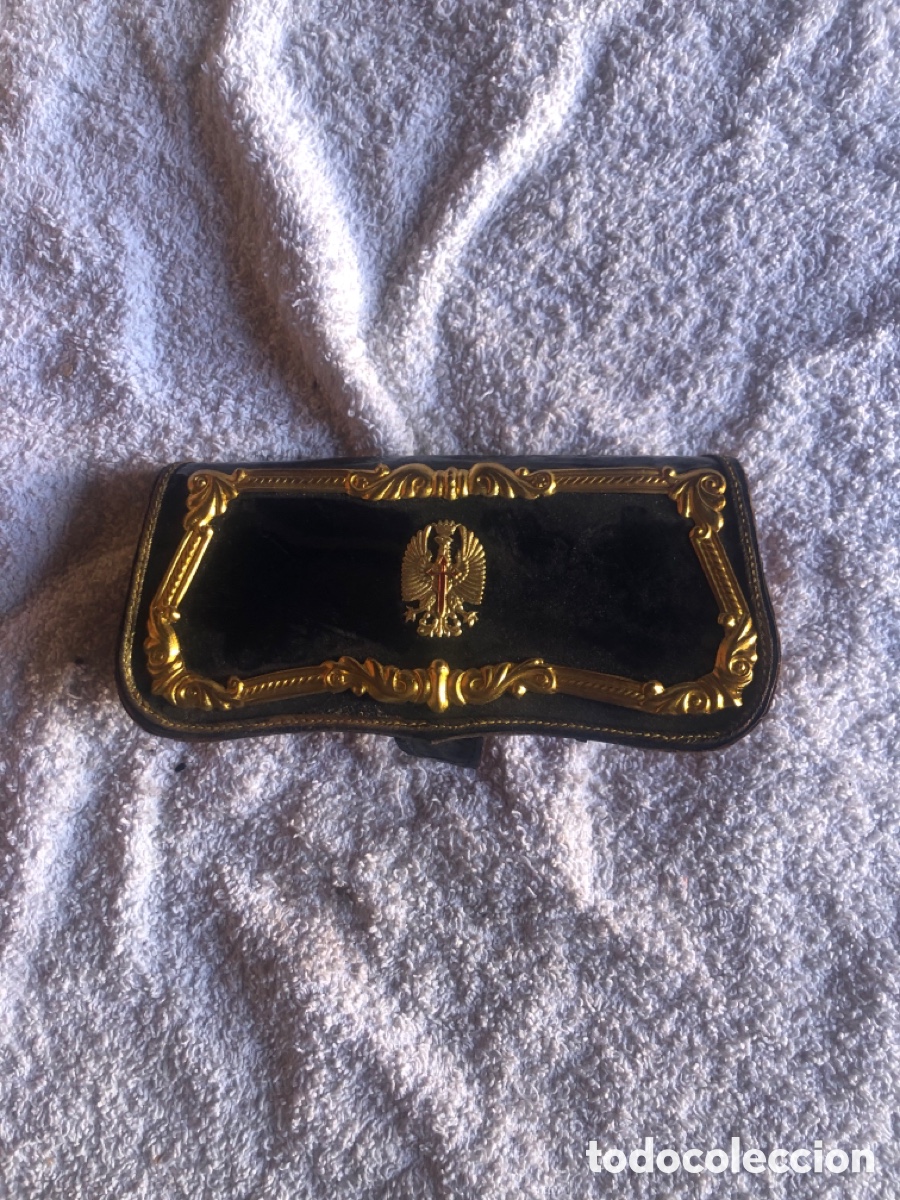 Militaria: CARTUCHERA DE GALA DE LA EPOCA FRANQUISTA, CHAROL NEGRO CON ADORNOS EN METAL DORADO.