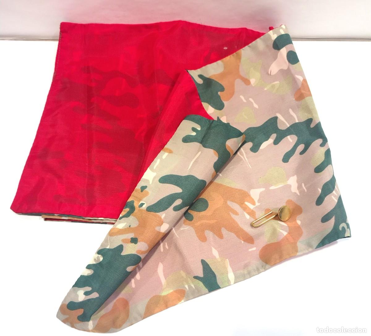 Militaria: Antigua funda reversible para bander&iacute;n o gui&oacute;n militar de campa&ntilde;a. Camuflaje Mimetizado y Rojo. C005