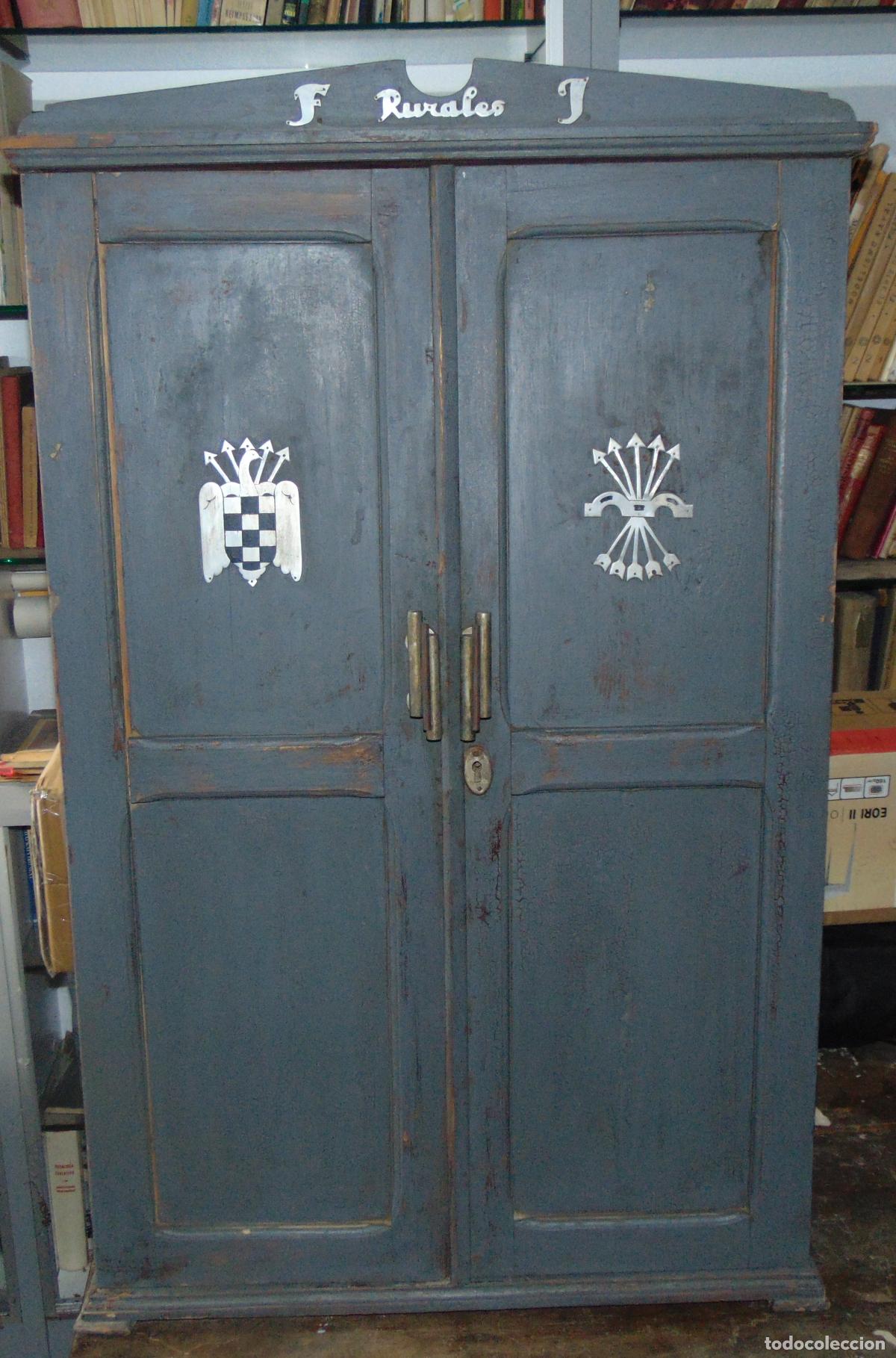 Militaria: CURIOSO Y RARO ARMARIO DE HERRAMIENTAS FALANGE RURALES , SANISIMO INSIGNIAS EN ALUMINIO