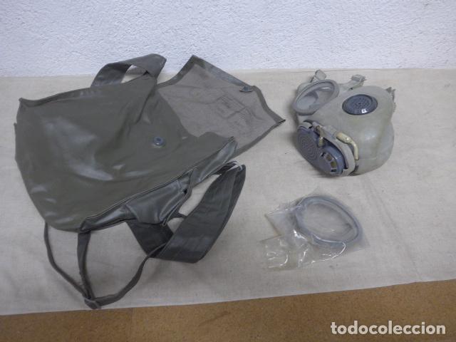 Militaria: Antigua mascara de gas con su macuto y repuestos de Checoslovaquia comunista, original