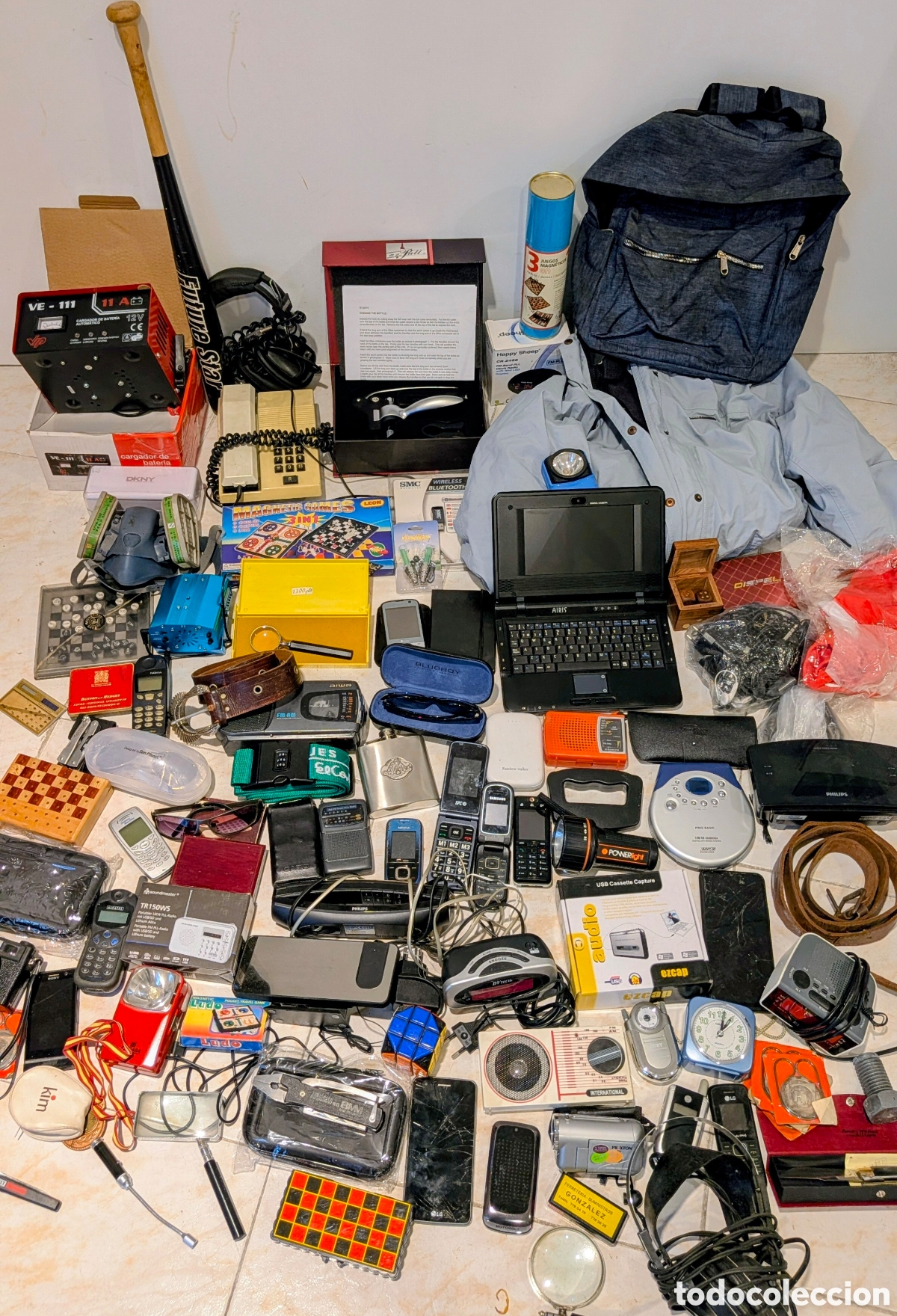 Militaria: LOTE DE SUPERVIVENCIA RADIOS MOVILES LINTERNAS ETC