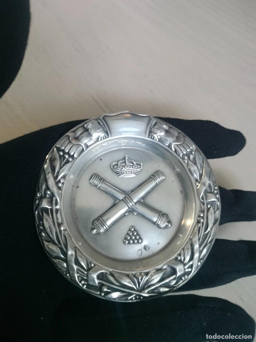 Militaria: Plato / Cenicero Conmemorativo de Plata de Ley &ndash; Emblema del Arma de Artiller&iacute;a &ndash; Punzonado