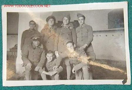 Militaria: Foto de un grupo de trabajadores, Puiggr&ograve;s, jnio de 1937, 8 x 5,5 cms.