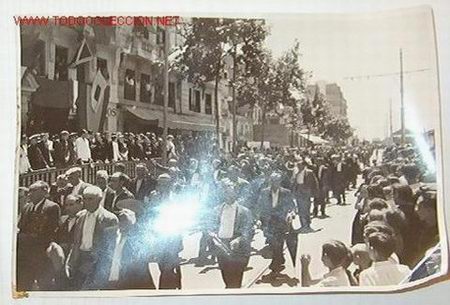 Militaria: Foto de desfile ante jerarqu&iacute;as de la Falange
