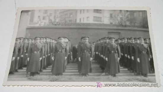 Militaria: ANTIGUA FOTOGRAFIA ORIGINAL DE FORMACION DE MILITARES ESPA&Ntilde;OLES, A&Ntilde;OS 40 13,5 X 8,5 CMS.