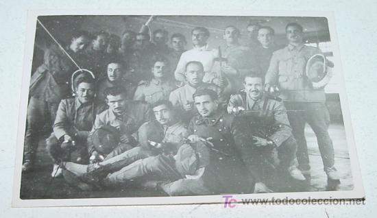 Militaria: ANTIGUA FOTOGRAFIA DE MILITARES ESPA&Ntilde;OLES EN EL INTERIOR DE LA COMPA&Ntilde;IA - MIDE 8,5 X 6 CMS.