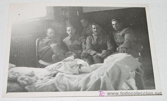 Militaria: ANTIGUA FOTOGRAFIA DE MILITARES ESPA&Ntilde;OLES EN EL INTERIOR DE LA COMPA&Ntilde;IA - MIDE 8,5 X 6 CMS.