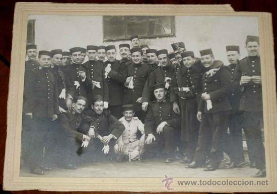 Militaria: ANTIGUA FOTO DE MILITARES ESPA&Ntilde;OLES CON SUS UNIFORMES - MIDE 19,5 X 14 CMS.
