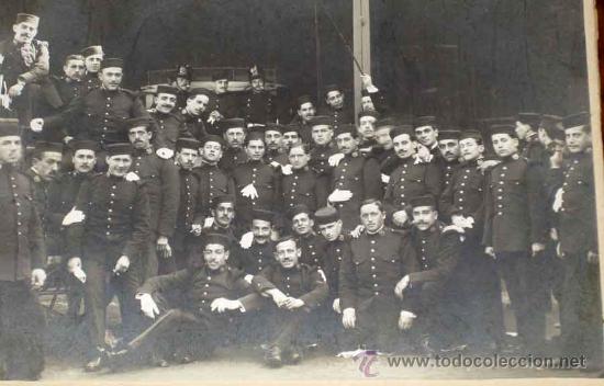 Militaria: ANTIGUA FOTO DE MILITARES ESPA&Ntilde;OLES CON SUS UNIFORMES - MIDE 19,5 X 14 CMS.