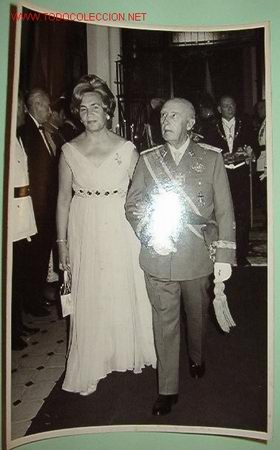 Militaria: Foto: El Caudillo d&aacute;ndole el brazo a la Sra. del Alcalde se dirigen al sal&oacute;n donde se celebrar&aacute;...