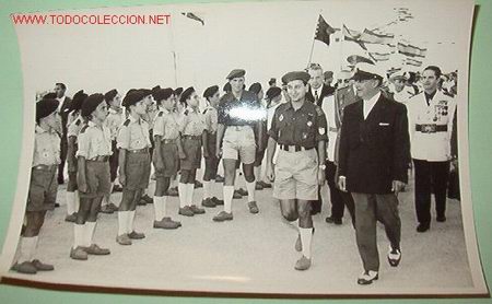 Militaria: Foto: el caudillo pasa revista a muchachos de la organizaci&oacute;n juvenil.