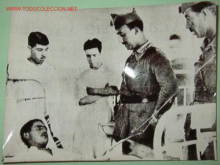 Militaria: Foto del Jefe del Estado en &Aacute;frica, visitando a los heridos