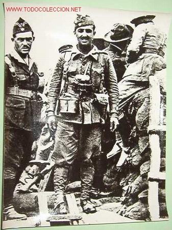 Militaria: Foto su excelencia el Jefe del Estado en su &eacute;poca de comandante en &Aacute;frica con un grupo de compa&ntilde;eros