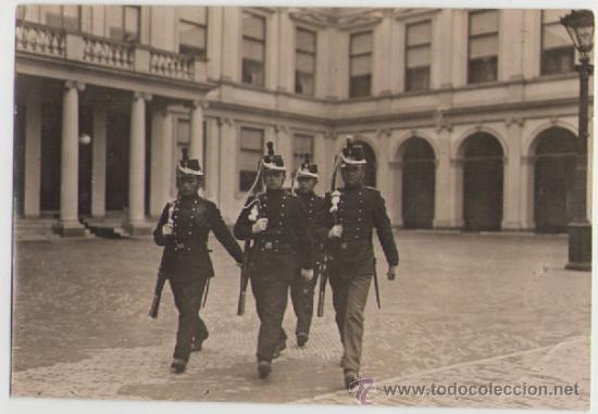 Militaria: LEGI&Oacute;N EXTRANJERA?, ANTIGUA FOTOGRAF&Iacute;A DE SOLDADOS FRANCESES EN EL CAMBIO DE LA GUARDIA.