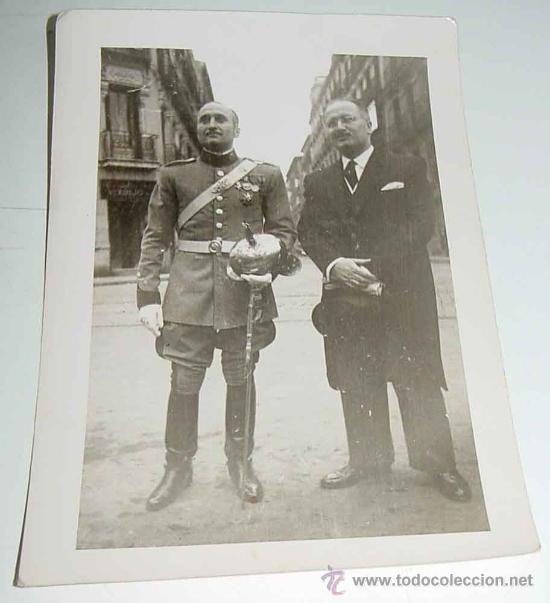 Militaria: ANTIGUA FOTOGRAFIA DE CAPITAN DE CABALLERIA, CON TRAJE DE GALA Y CASCO, JUNTO A PERSONALIDAD, FOTO T