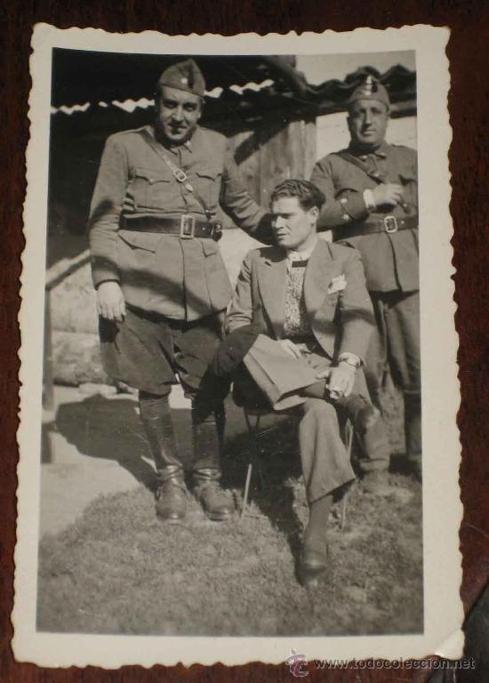 Militaria: ANTIGUA FOTOGRAFIA DE OFICIALES ESPA&Ntilde;OLES UNIFORMADOS - MIDE 9 X 6 CMS - .