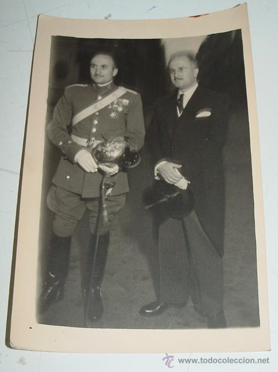 Militaria: FOTOGRAFIA DE OFICIAL ESPA&Ntilde;OL EL DIA DE SU BODA CON UNIFORME Y CASCO DE GALA - CONDECORACIONES - FOT