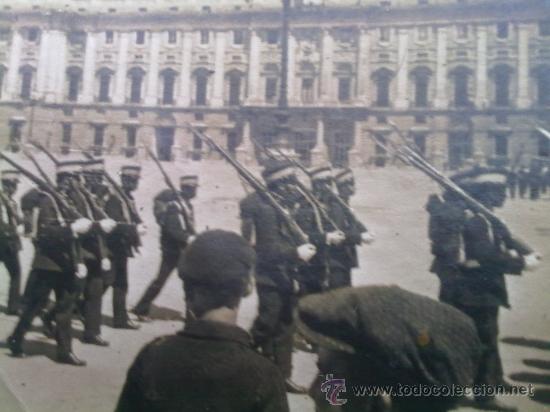 Militaria: FOTO ORIGINAL ESPA&Ntilde;OLA SOLDADOS ESPA&Ntilde;OLES ENTRANDO EN PALACIO 1920