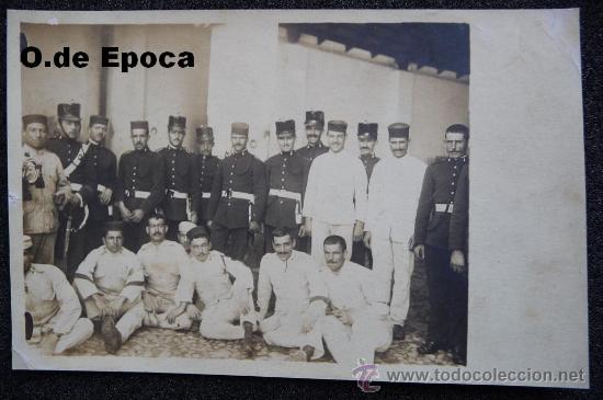Militaria: (JX-280)Fotografia de soldados de Artilleria,con uniforme peninsular y de rayadillo ,13,50 X 9 CM.