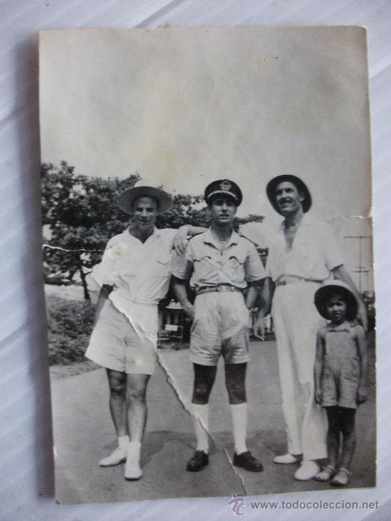 Militaria: AVIACION : FOTO AVIADOR CON UNIFORME TROPICAL ( PANTALON CORTO ) Y GENTE CON SALACOT, &iquest;GUINEA?.
