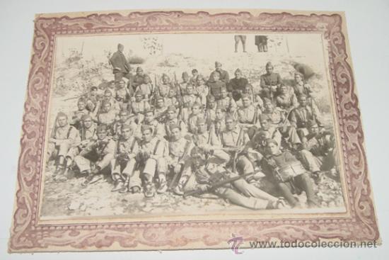 Military Antiques: ANTIGUA FOTOGRAFIA DE TROPA DE MILITARES EN CATALU&Ntilde;A - CON CALZADO TIPICO - MIDE 21 X 16 CMS.