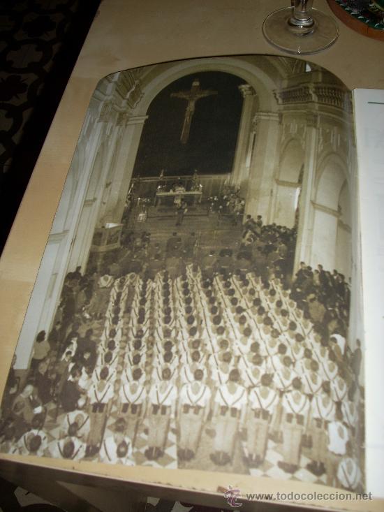 Militaria: Fotograf&iacute;a antigua. Legionarios en la iglesia, a&ntilde;os 50. P&aacute;gina de revista, enmarcable.