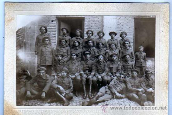 Militaria: Curiosa fotografia de militares. Carlistas ??? requete ??? con gorra. 17 x 12 cm.