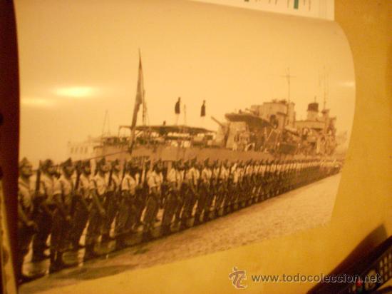 Militaria: Fotograf&iacute;a antigua. La Legi&oacute;n en el Puerto de M&aacute;laga, 1968. P&aacute;gina de prensa, enmarcable.