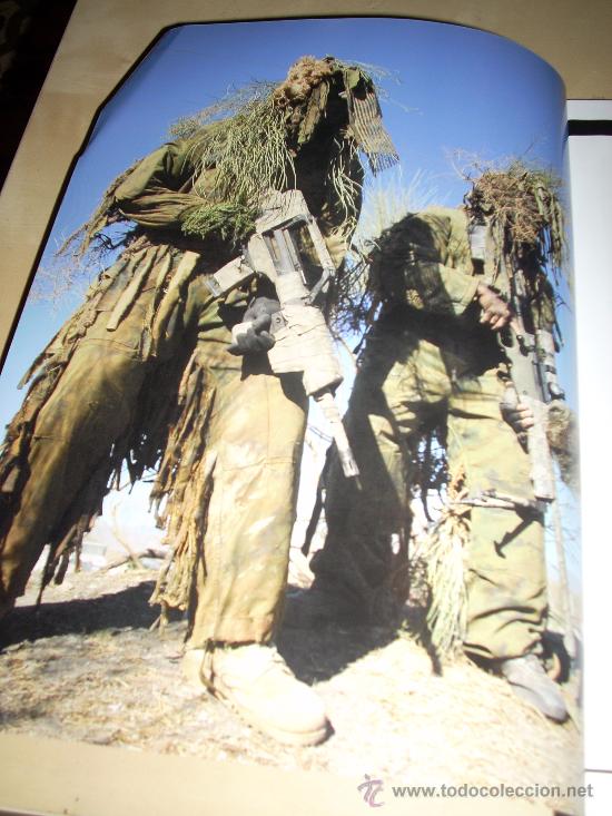 Militaria: Fotograf&iacute;a art&iacute;stica. Camuflaje. P&aacute;gina de prensa, enmarcable.