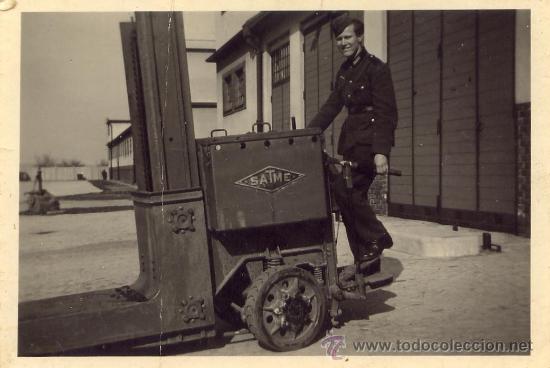 Militaria: fotografia de la Segunda Guerra Mundial , un militar aleman manejando una carretilla elevadora