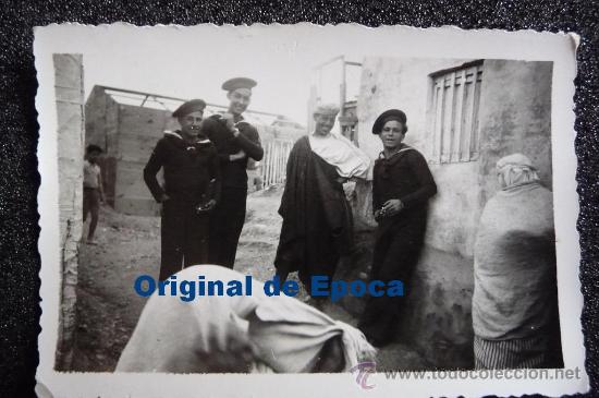 Militaria: (JX-845)FOTOGRAFIA DE MARINOS DEL SUBMARINO EN ALGUNA ESCALA EN TIERRAS AFRICANAS