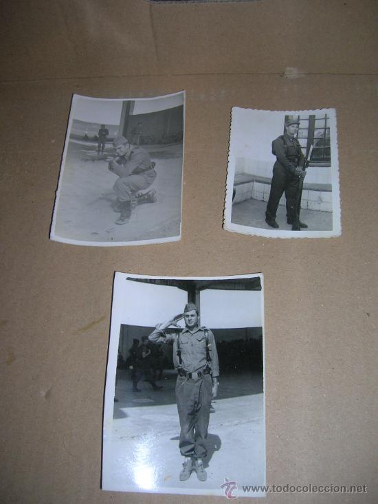 Militaria: 3 Antiguas fotografias con militares. - 2 Miden 7,5 x 10,5 cm., y una 6,5 x 8,5 cm..