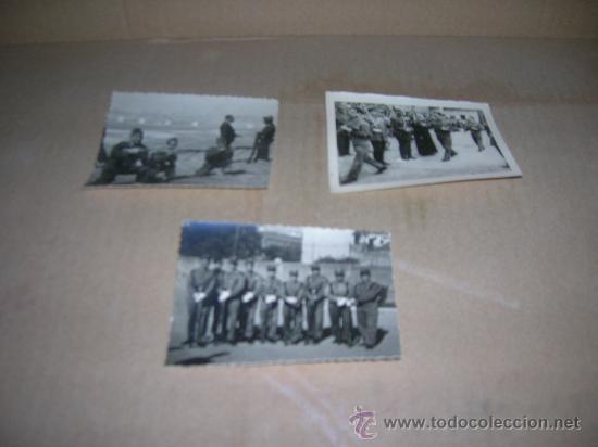 Militaria: 3 Fotografias de militares: Ejercicio de tiro, en grupo y jurando bandera. A&ntilde;o 1960. Miden 9 x 7 cm.