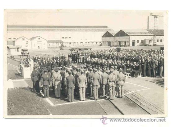Militaria: Militares y paisanos .. Parecen en una misa Una zona de v&iacute;as