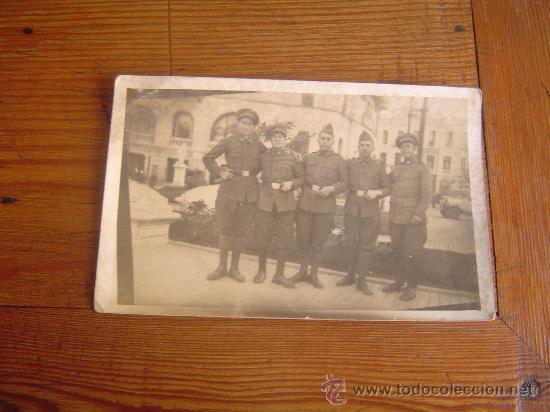 Military Antiques: Targeta postal militar --grupo de soldados.