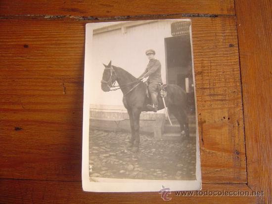 Military Antiques: Fotografia de un militar con caballo.