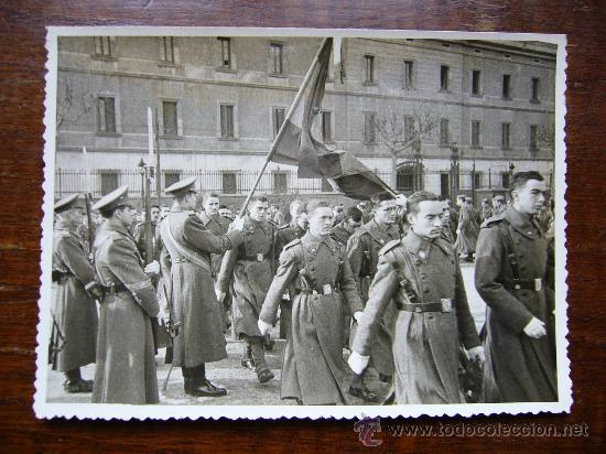 Militaria: Fotografia antigua de soldados jurando a la bandera