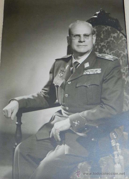 Military Antiques: ANTIGUA FOTOGRAFIA DE GENERAL DE DIVISION ESPA&Ntilde;OL, EPOCA DE FRANCO, MIDE 23,8 X 17 CMS. INCLUIDO EL