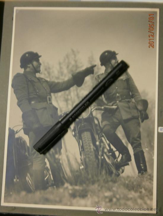 Militaria: Foto de 2 motoristas la Policia Armada, en Pedralbes, 30.03.42