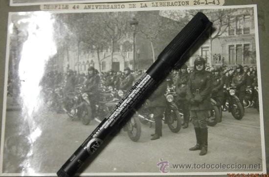 Militaria: Foto de 17.5 x 11.5 cms, de la Policia de tr&aacute;fico, desfile 4&ordm; aniversario de la liberaci&oacute;n, 26.01.43