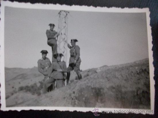 Militaria: GUARDIA CIVIL : GRUPO DE GUARDIAS ENCARAMADOS A UN POSTE DE ALTA TENSION