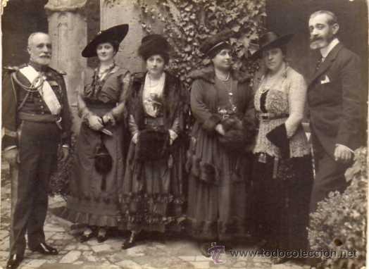 Militaria: Fotografia. 14 x 10,50 cm. Grupo familitar con militar de alta graduacion vestido de gala.