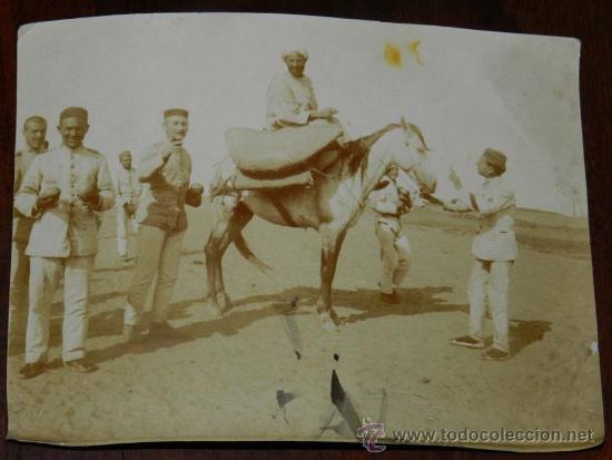 Militaria: ANTIGUA FOTOGRAFIA ALBUMINA DE MILITARES ESPA&Ntilde;OLES DURANTE LA GUERRA DEL RIF, MIDE 11,5 X 8,5 CMS.