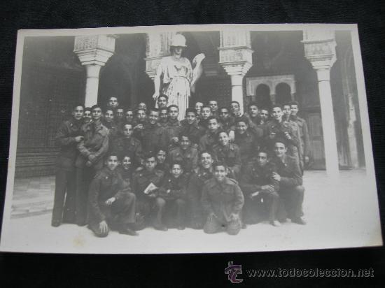 Militaria: FOTOGRAFIA GRUPO DE SOLDADOS, CREO QUE ES EN LA ALHAMBRA DE GRANADA // MIDE 13,5 X 8,5 CMS