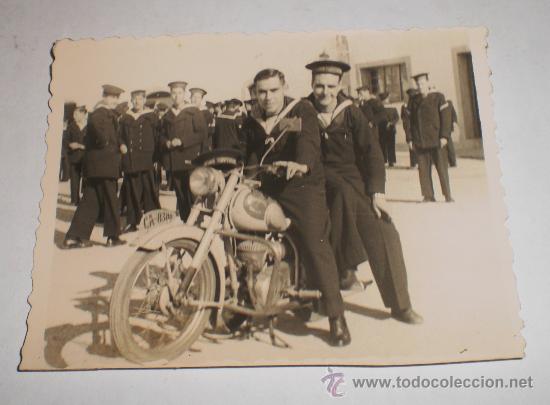 Militaria: Antigua Fotograf&iacute;a. Alumnos Escuela Naval con moto.