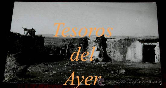 Militaria: ANTIGUA FOTOGRAFIA POSTAL DE LA GUERRA DEL RIFF, LEGIONARIOS TOMANDO UNAS CASAS DE LOS REBELDES RIFE