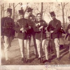 Militaria: ANTIGUA POSTAL FOTOGRAFICA DE UN GRUPO DE MILITARES HACIA 1920. Lote 34271873