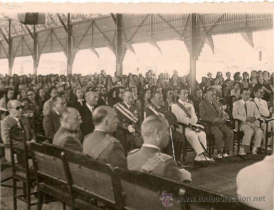 Militaria: OFICIALES DE INFANTERIA Y MARINA DEL EJ&Eacute;RCITO ESPA&Ntilde;OL EN MISA EN LOS A&Ntilde;OS 40.
