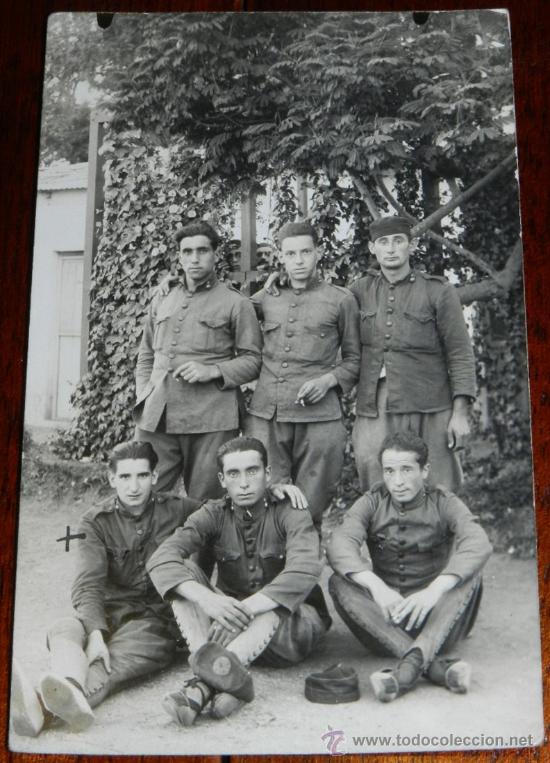 Militaria: ANTIGUA FOTO POSTAL DE SOLDADOS DE ARTILLERIA CON ESPARDE&Ntilde;AS, NO CIRCULADA, ALGO DETERIORADA.