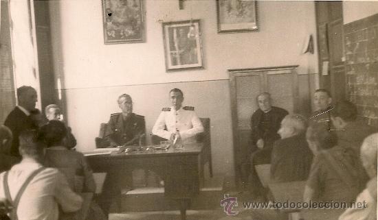 Militaria: OFICIAL DE LA MARINA CON OFICIAL DEL EJ&Eacute;RCITO DE TIERRA EN LOS A&Ntilde;OS 40.